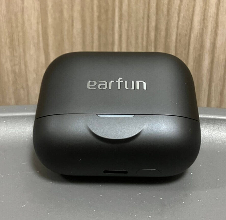 EarFun Air Pro 4+のイヤホンと充電ケース